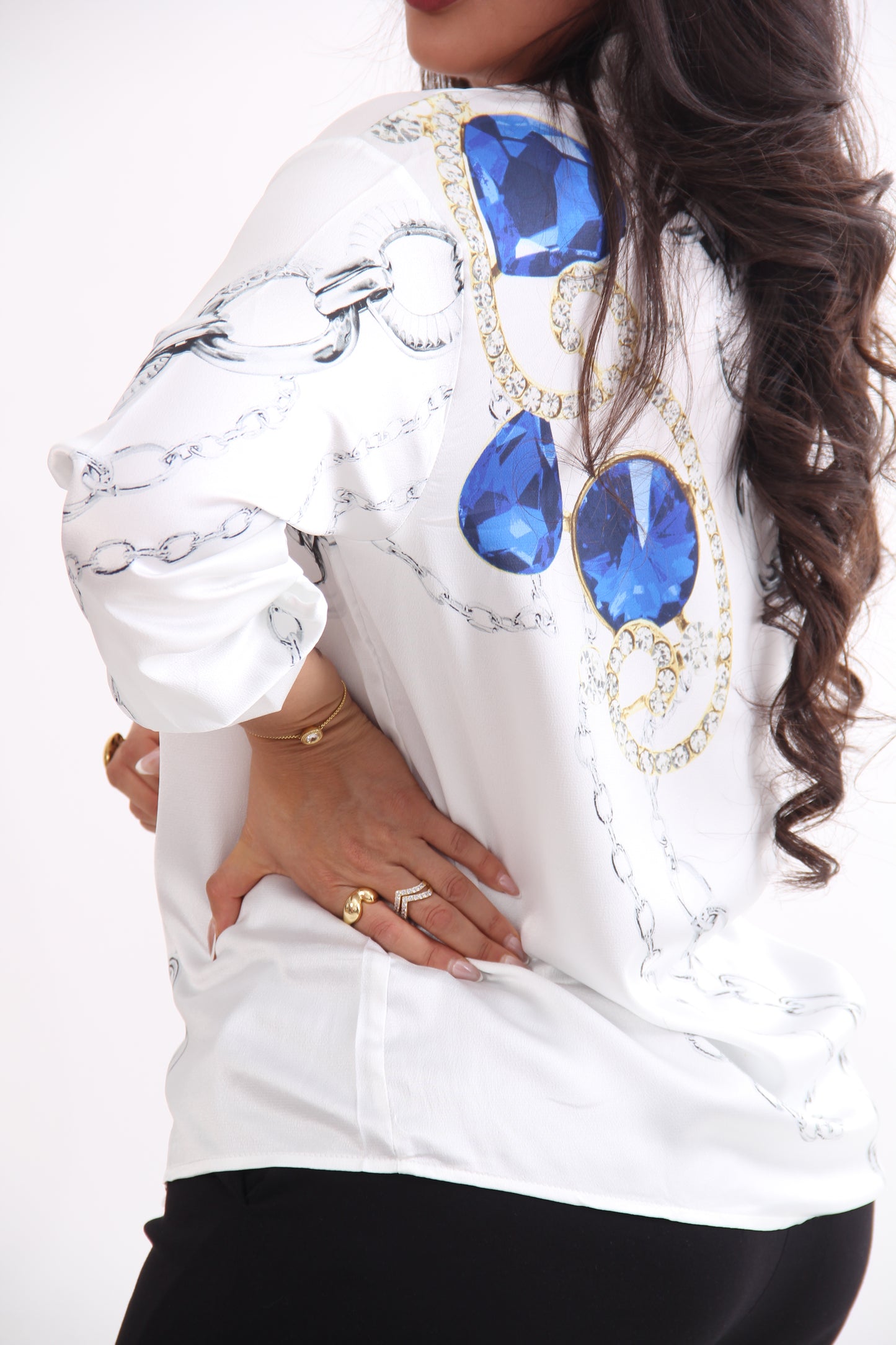 BLUSA DE SATIN CON ESTAMPADOS AZULES
