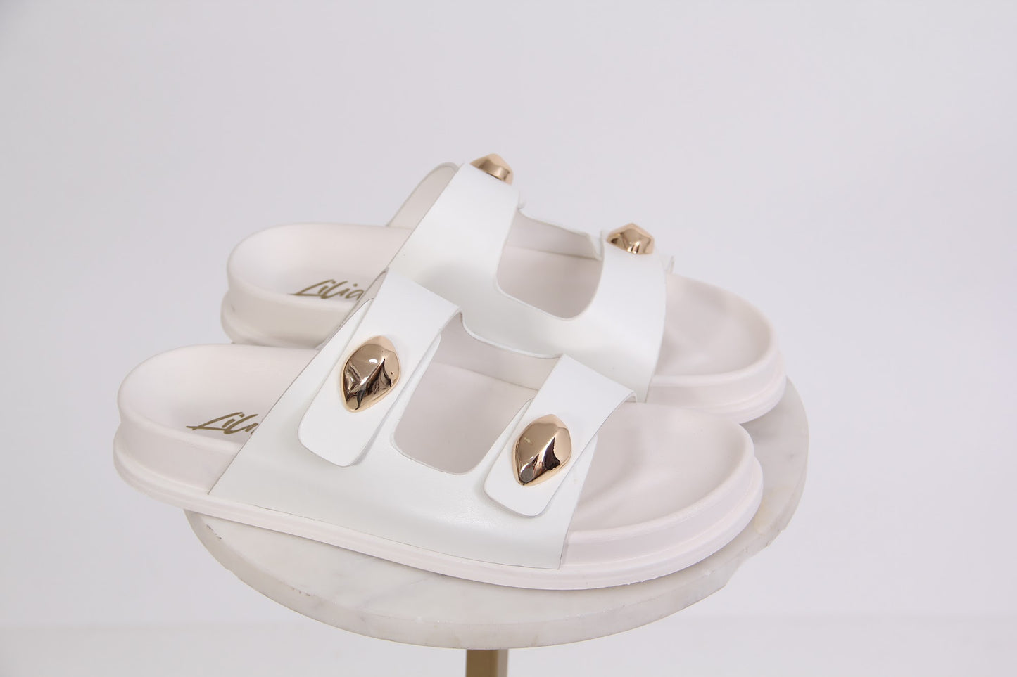 SANDALIA CON HEBILLAS DORADAS BLANCA