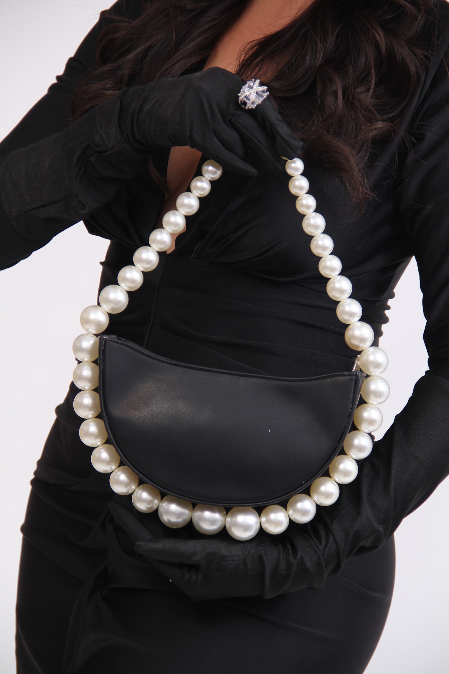 BOLSO SEMI REDONDO CONTORNO PERLAS