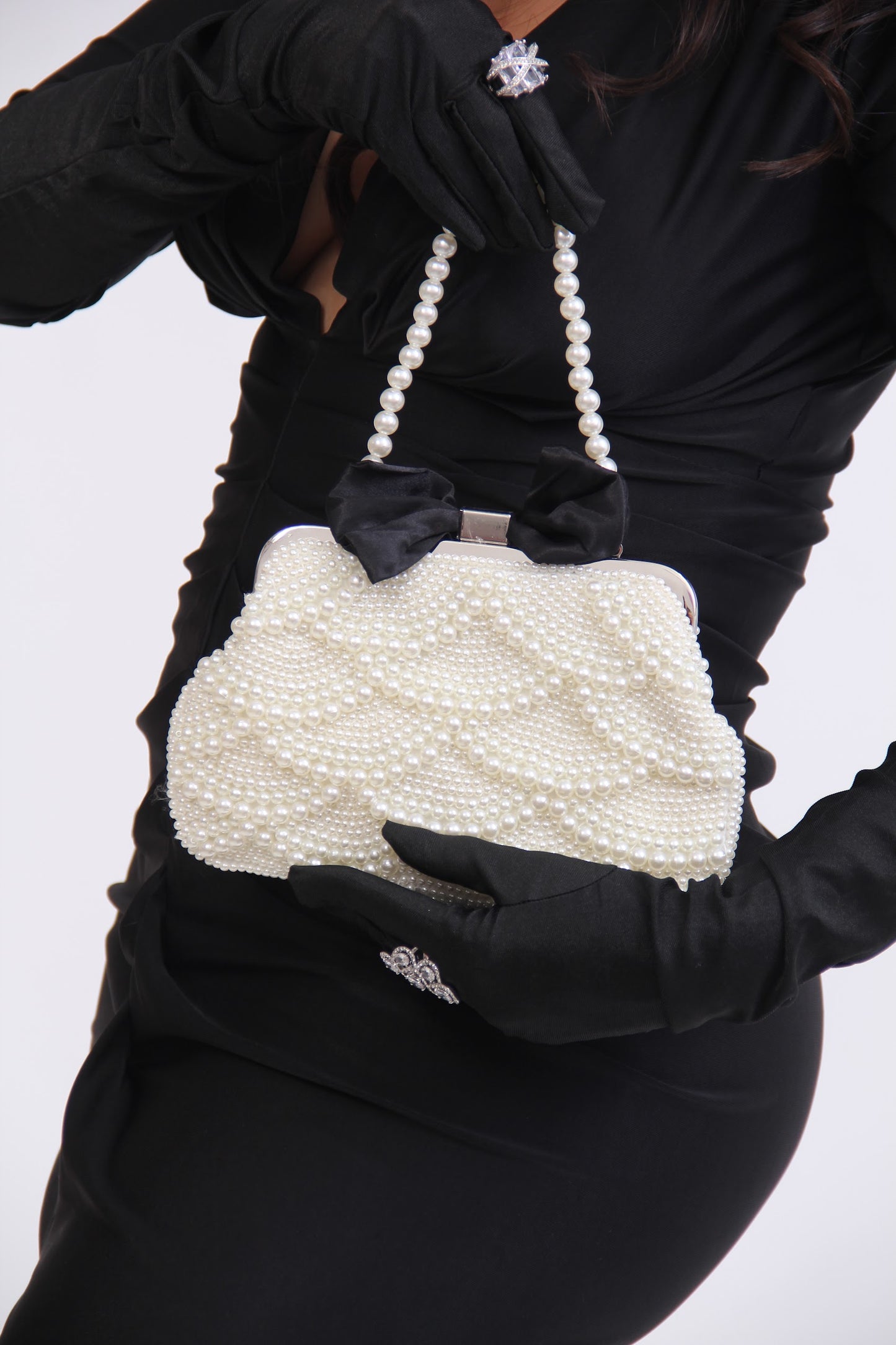 BOLSO CLUTCH PERLAS MOÑO NEGRO