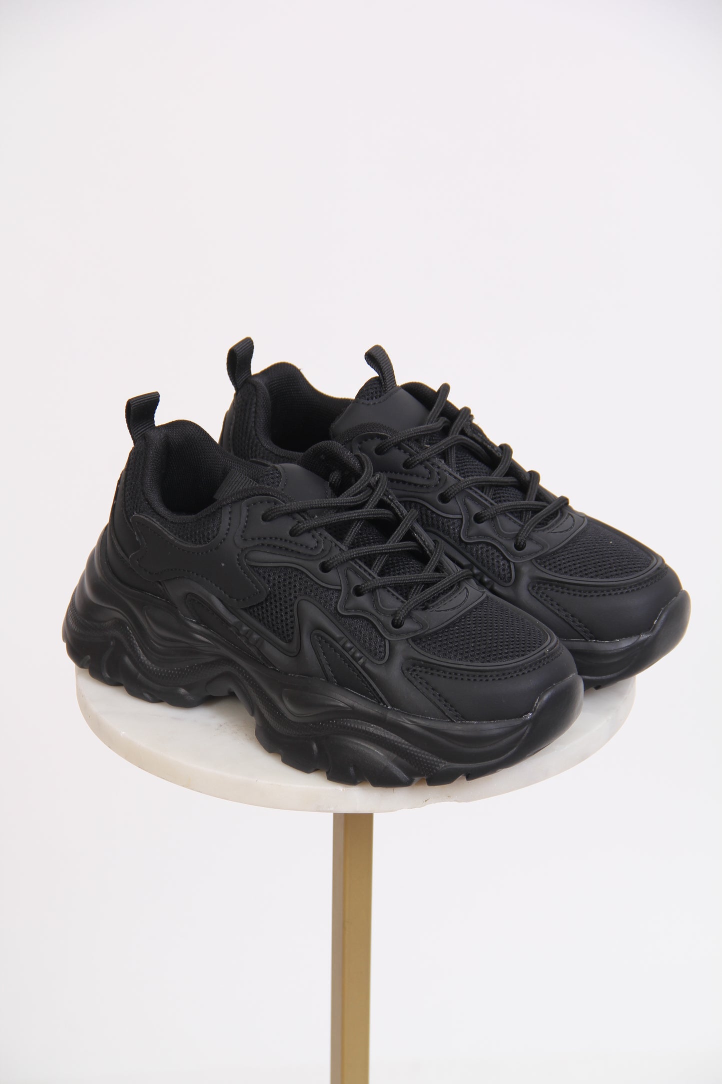 TENIS DE AGUJETA SUELA GRUESA NEGRO