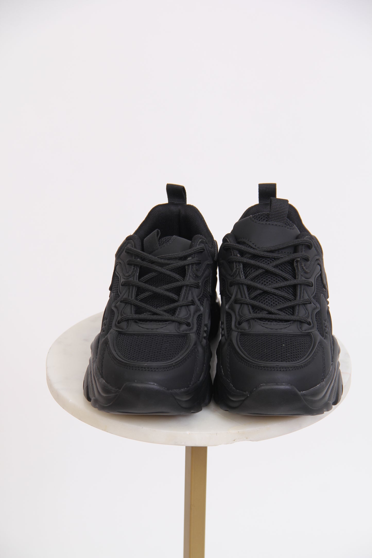 TENIS DE AGUJETA SUELA GRUESA NEGRO