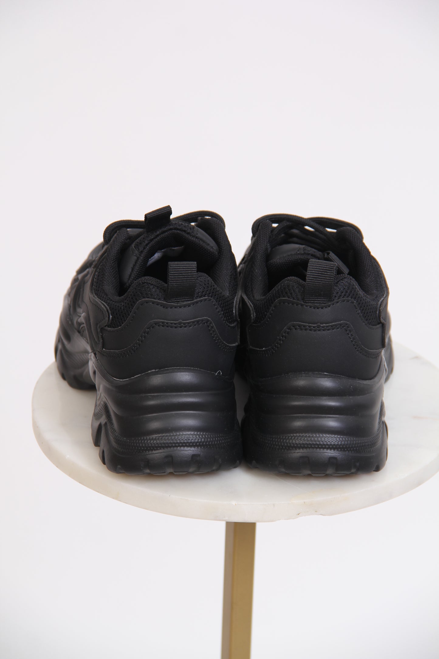 TENIS DE AGUJETA SUELA GRUESA NEGRO