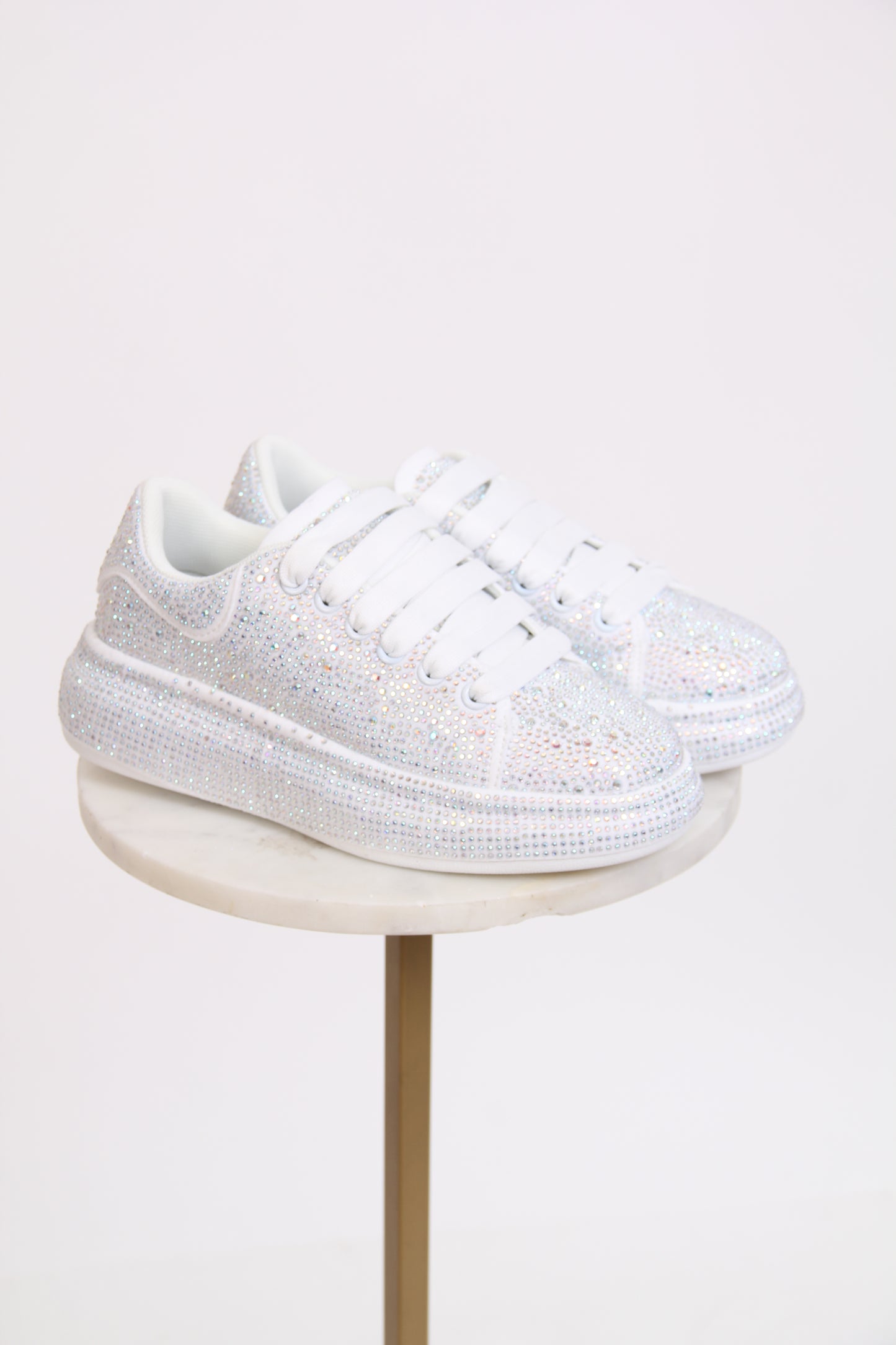 TENIS BLANCOS CON BRILLOS