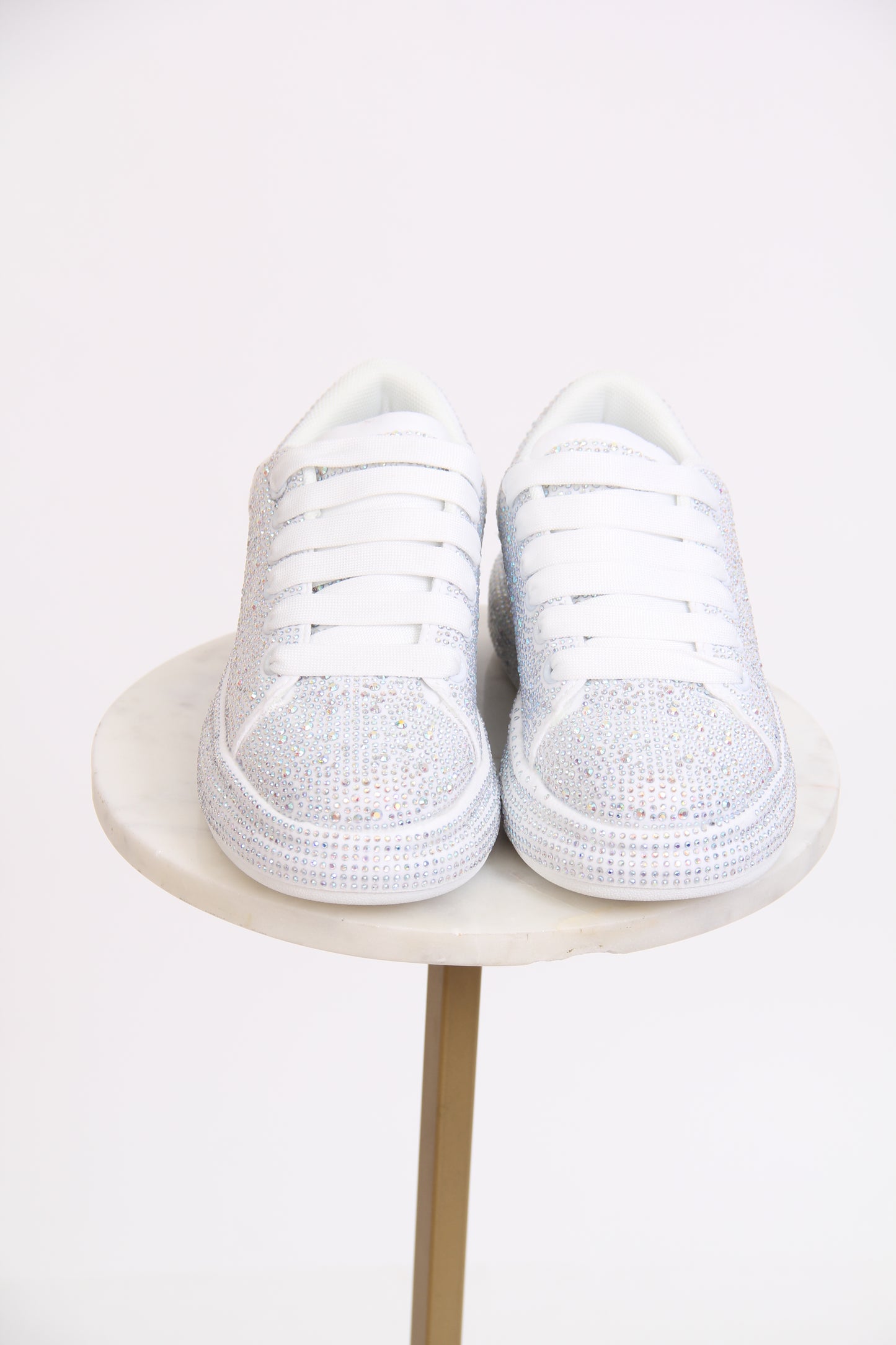 TENIS BLANCOS CON BRILLOS
