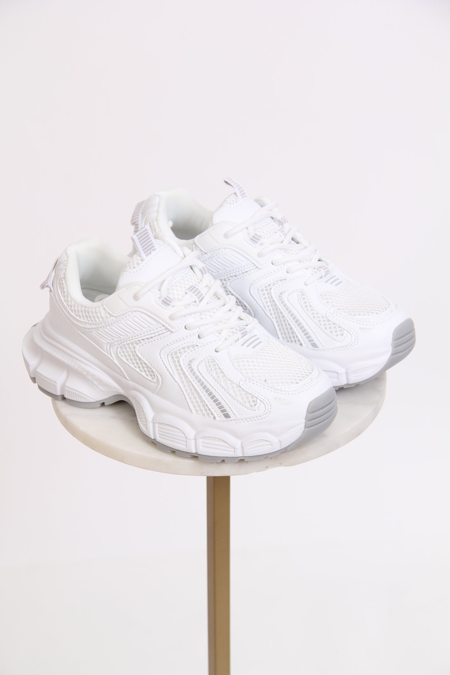 TENIS DE AGUJETA SUELA GRUESA BLANCO