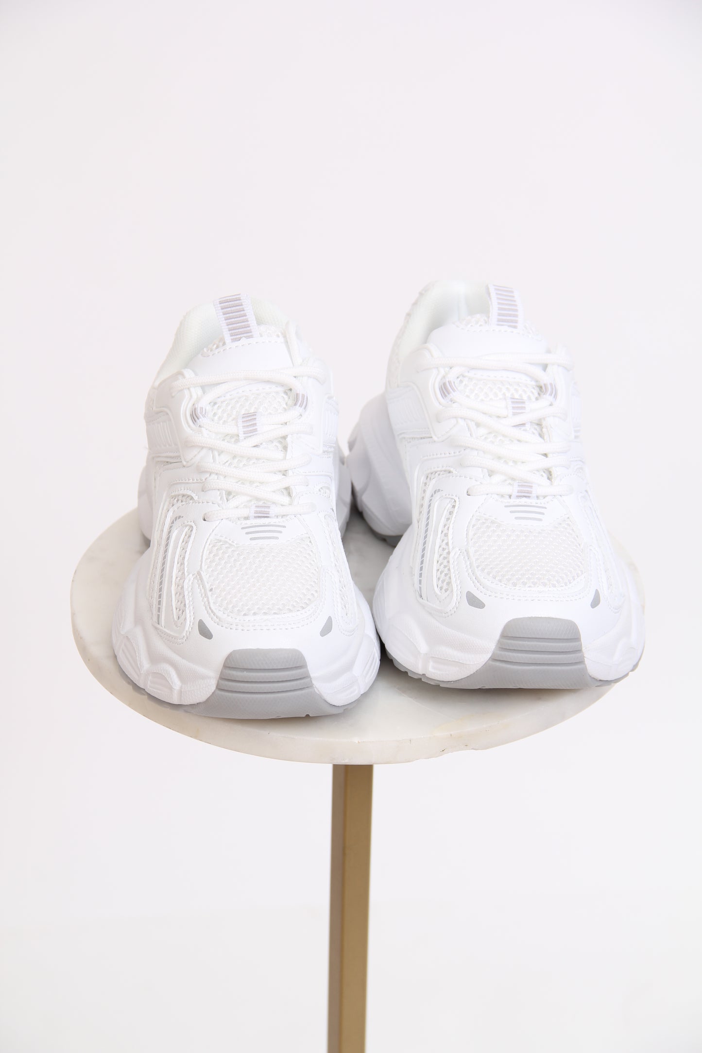 TENIS DE AGUJETA SUELA GRUESA BLANCO