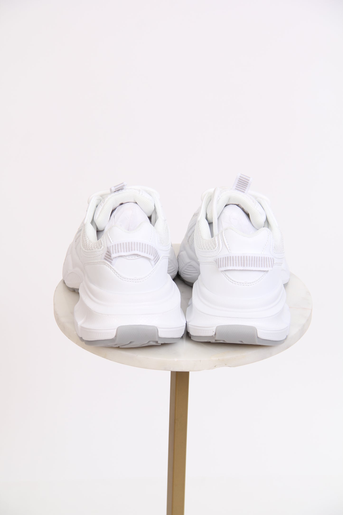TENIS DE AGUJETA SUELA GRUESA BLANCO