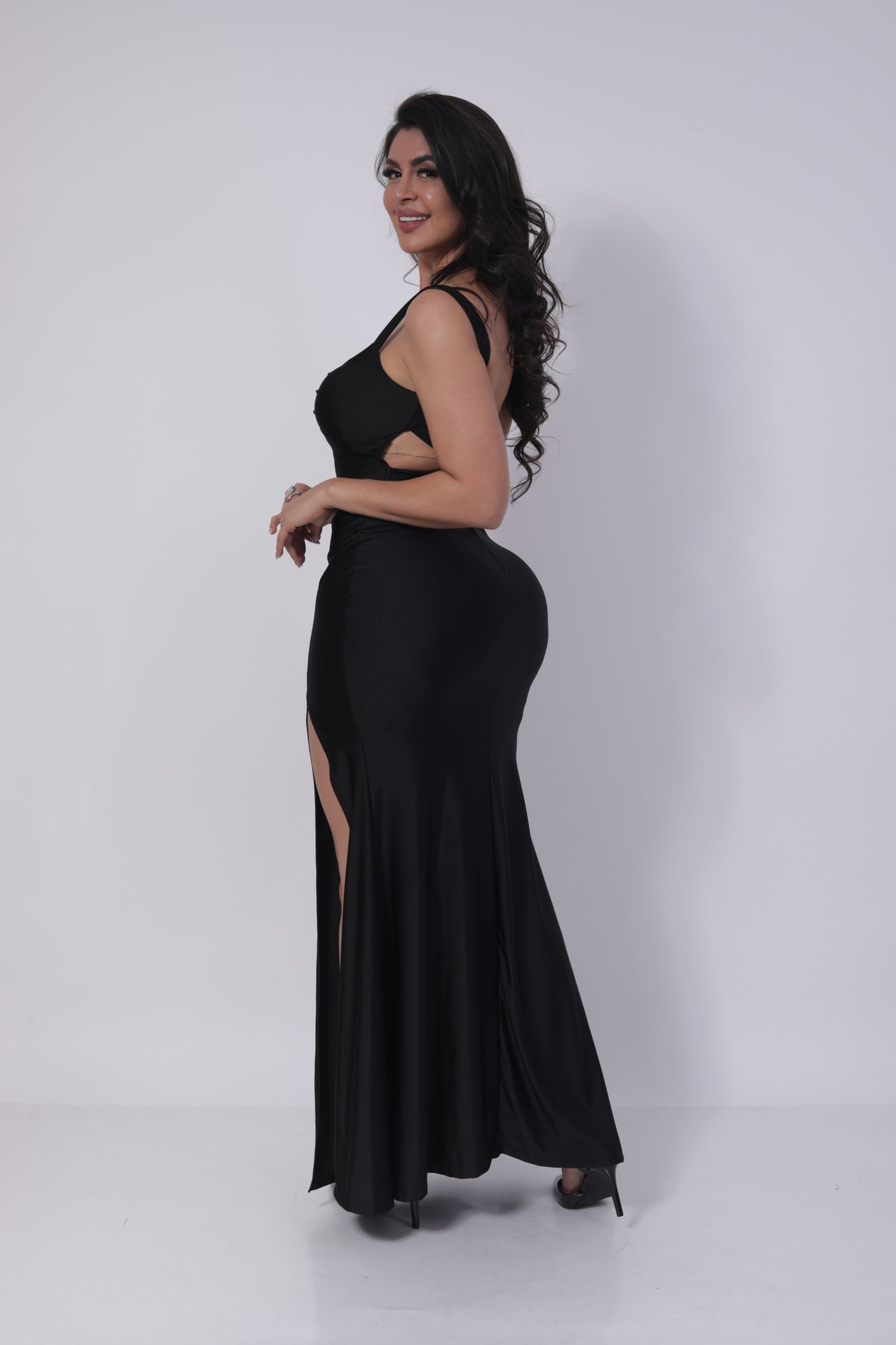 VESTIDO CORTE SIRENA ABERTURA PIERNA BLUSA BLANCA TRES CUARTOS