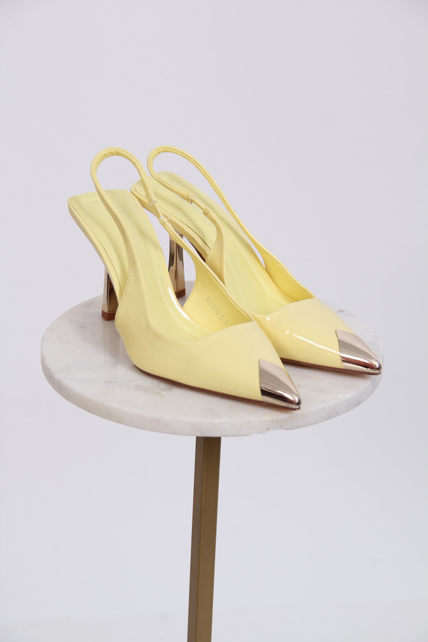 STILETTO PUNTA Y TACON DORADOS