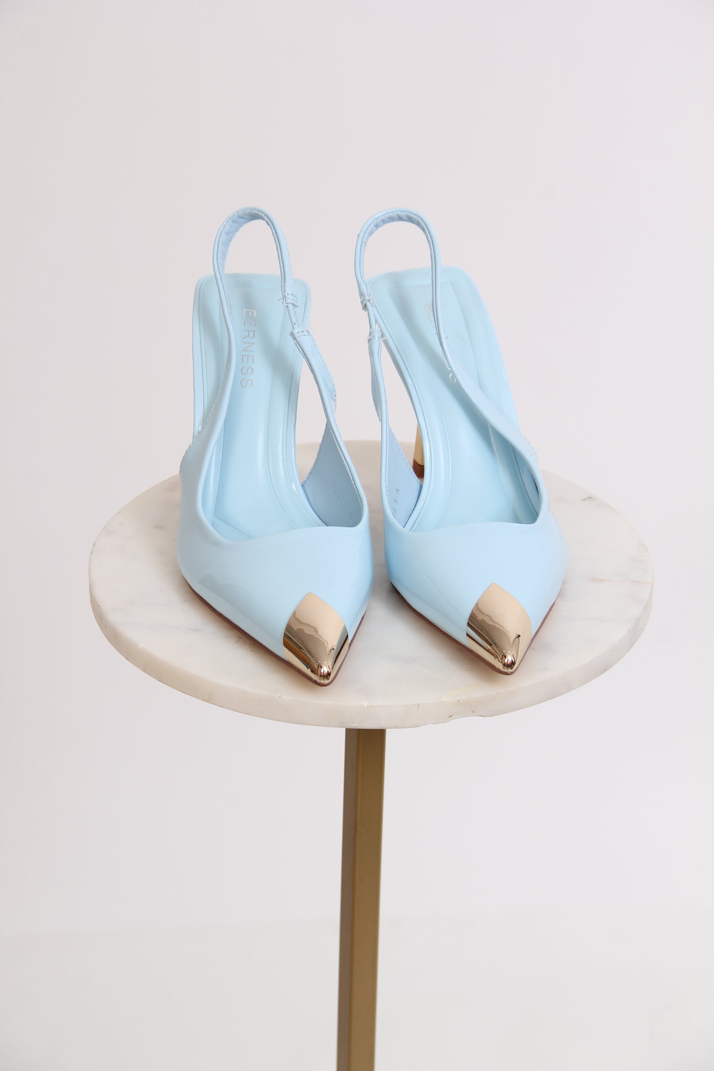 STILETTO PUNTA Y TACON DORADOS