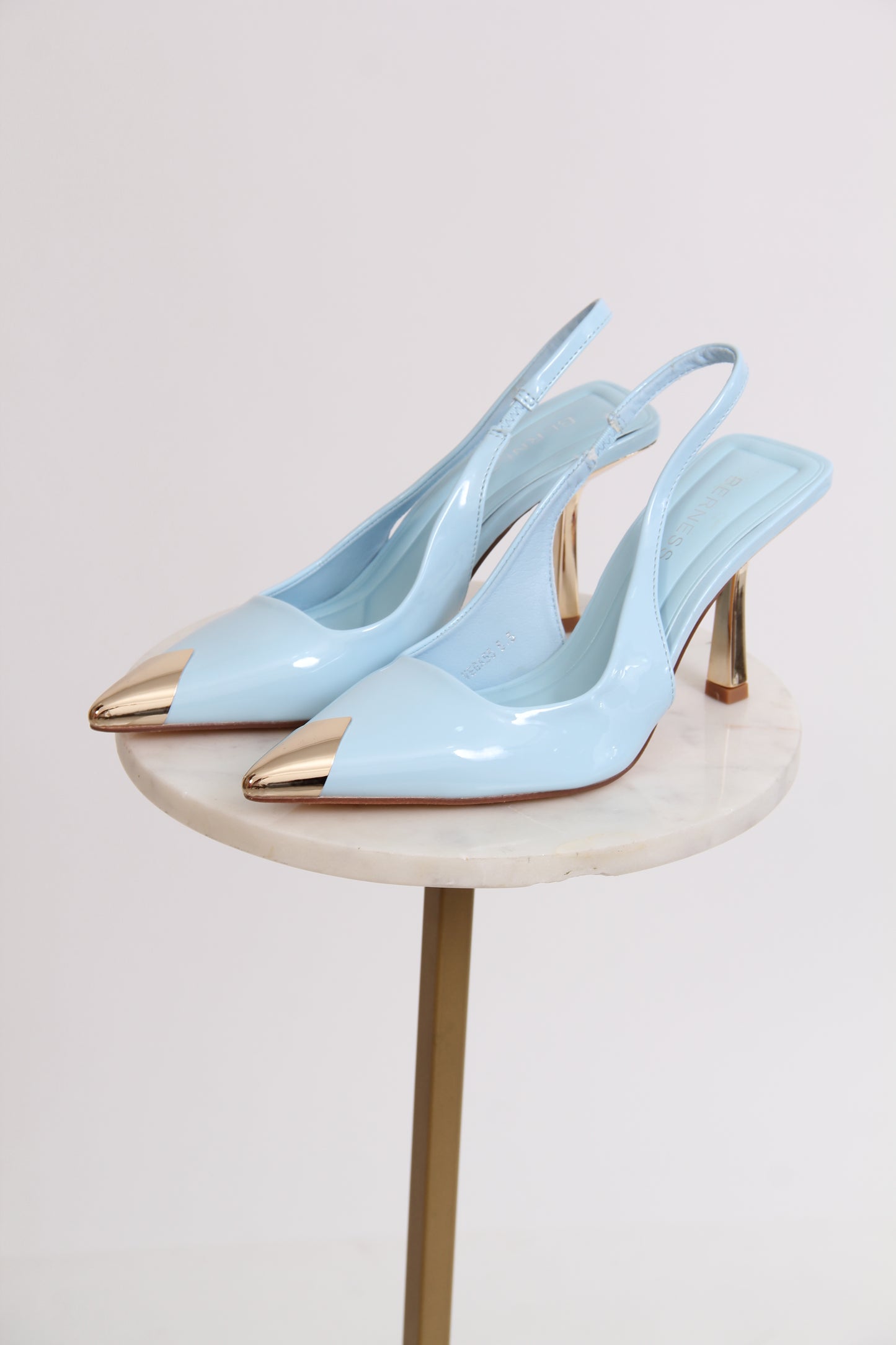STILETTO PUNTA Y TACON DORADOS