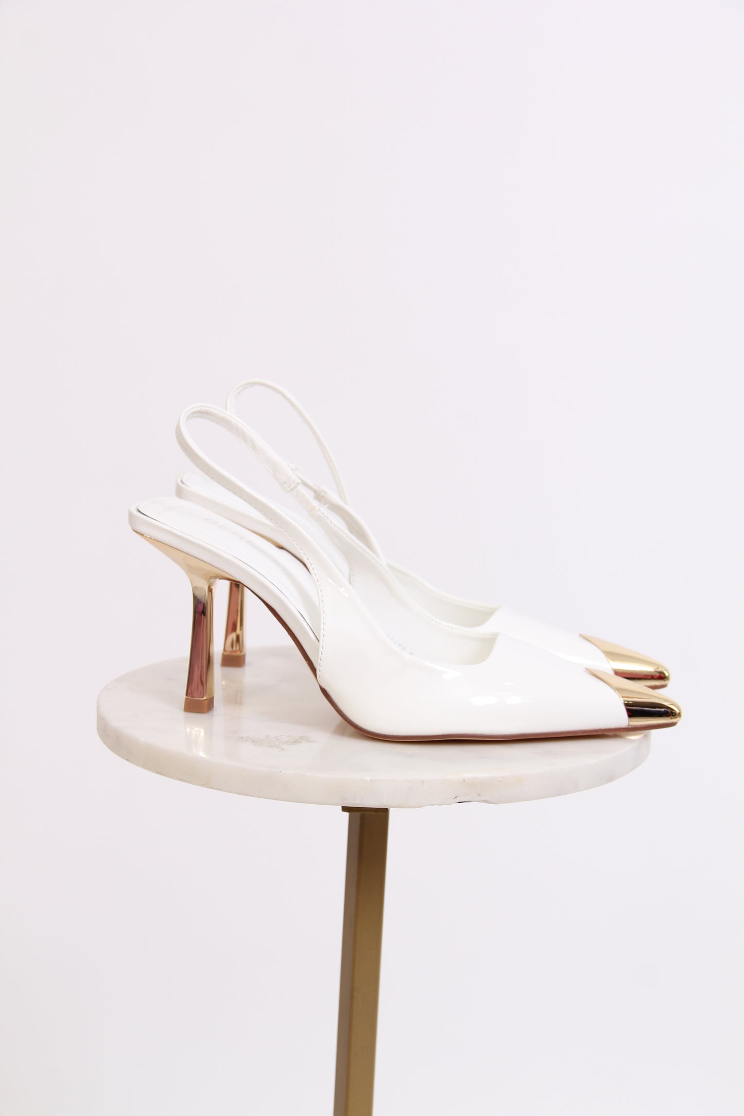 STILETTO PUNTA Y TACON DORADOS