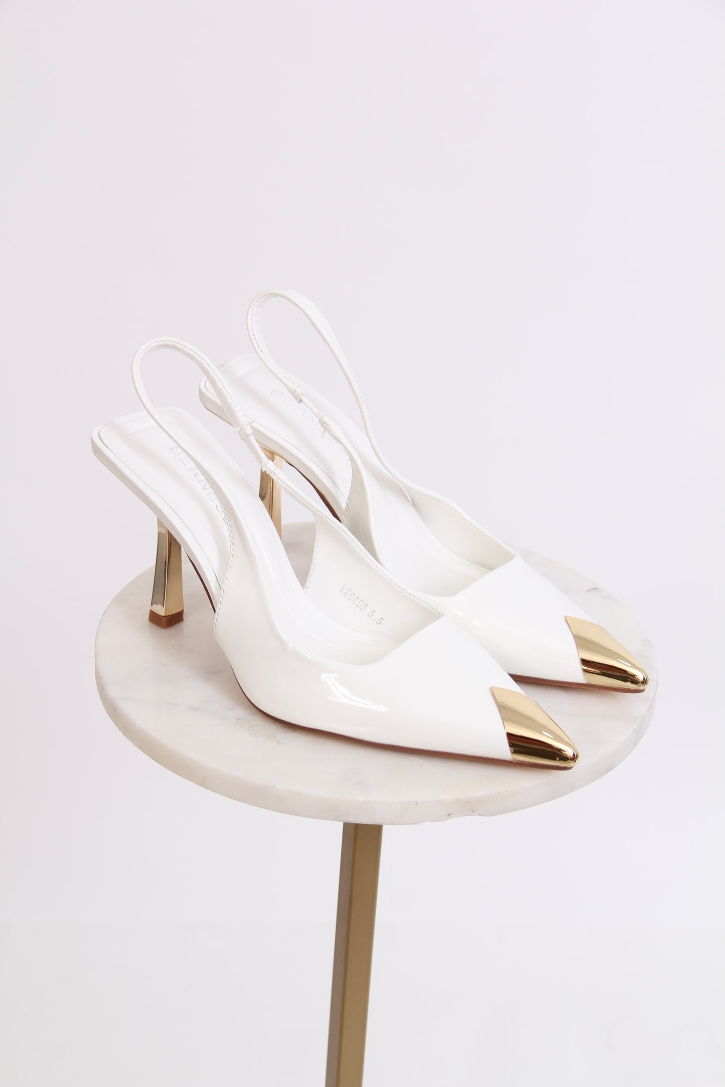 STILETTO PUNTA Y TACON DORADOS