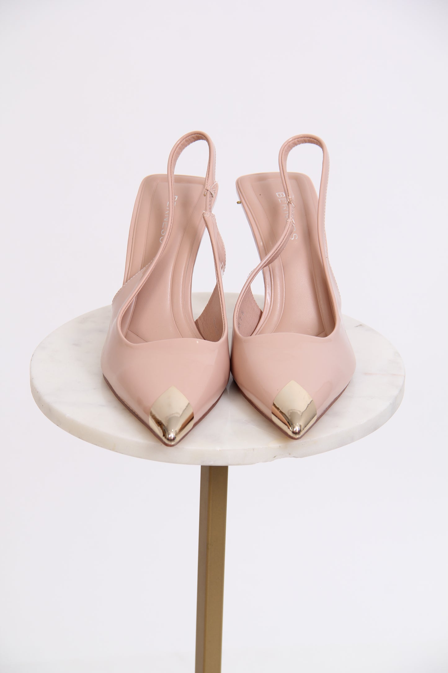 STILETTO PUNTA Y TACON DORADOS