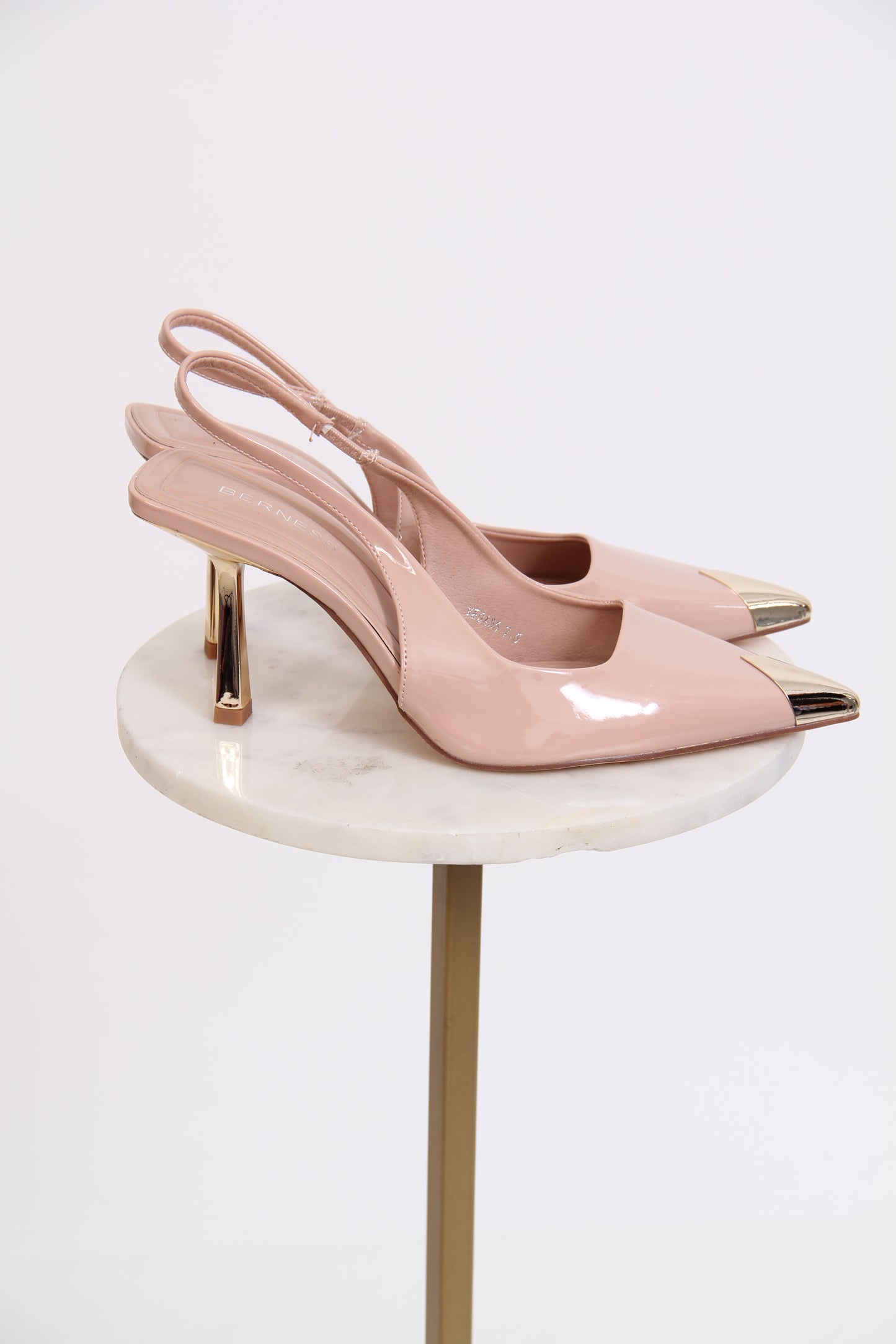 STILETTO PUNTA Y TACON DORADOS