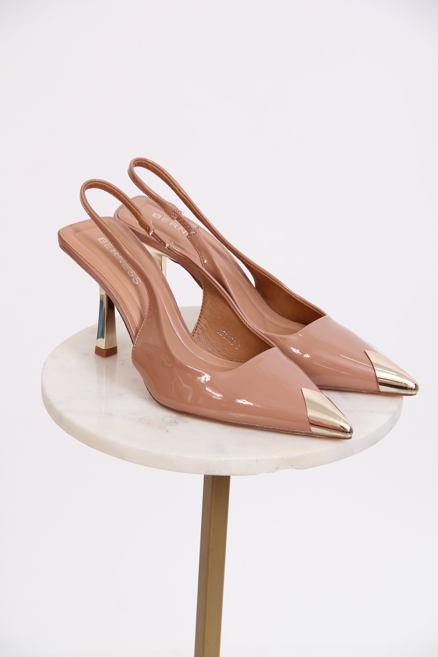 STILETTO PUNTA Y TACON DORADOS