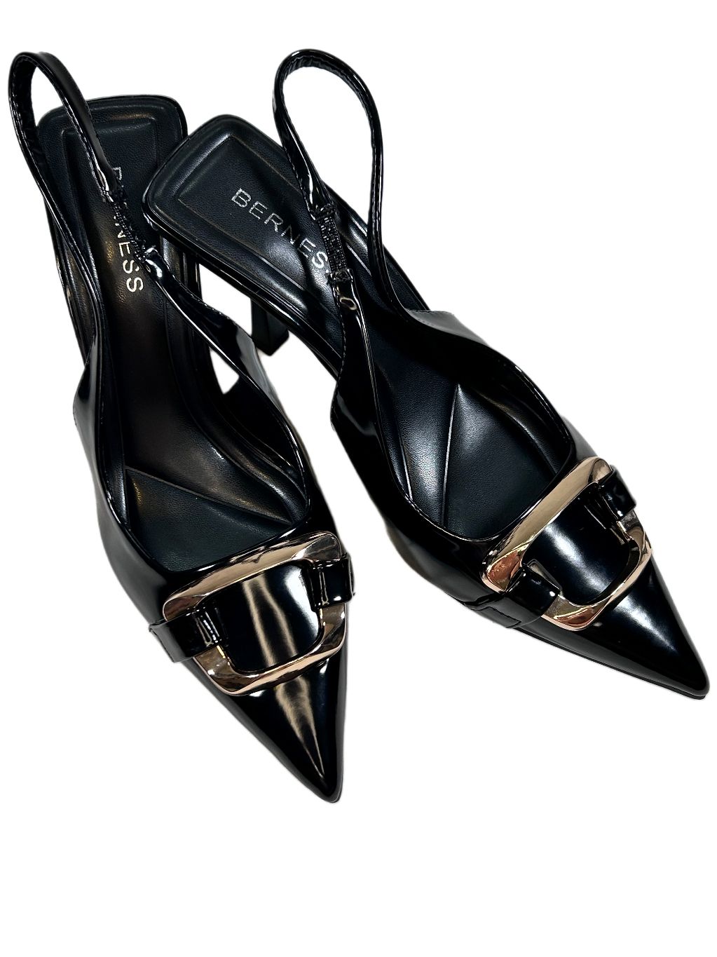 ZAPATILLA NEGRA HEBILLA DORADA