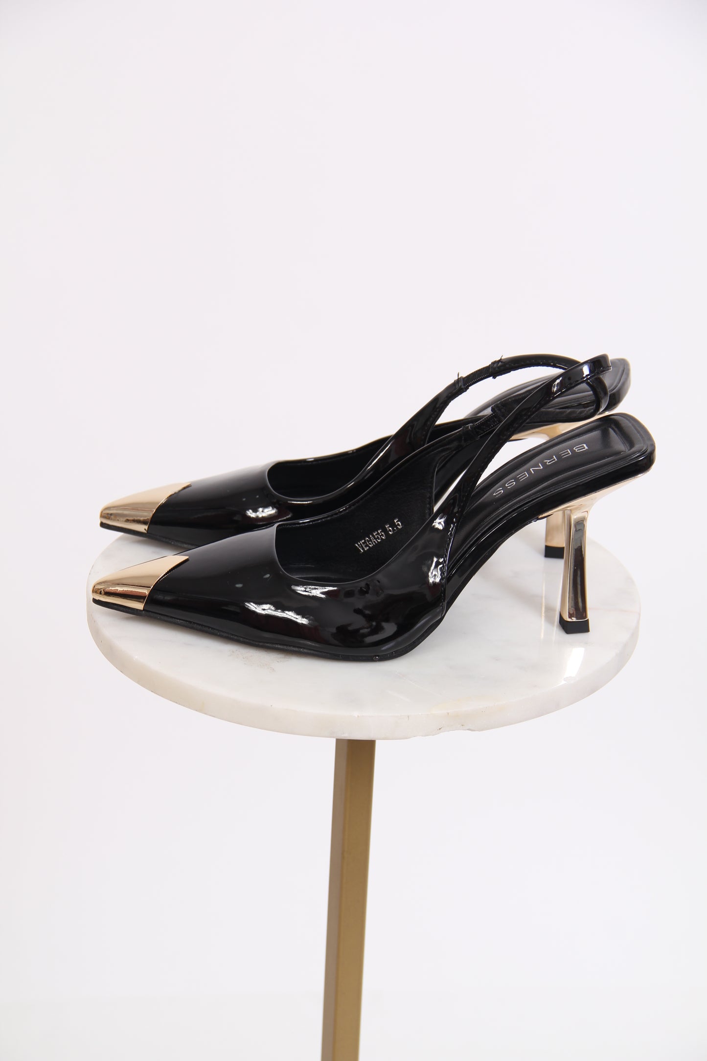 STILETTO PUNTA Y TACON DORADOS