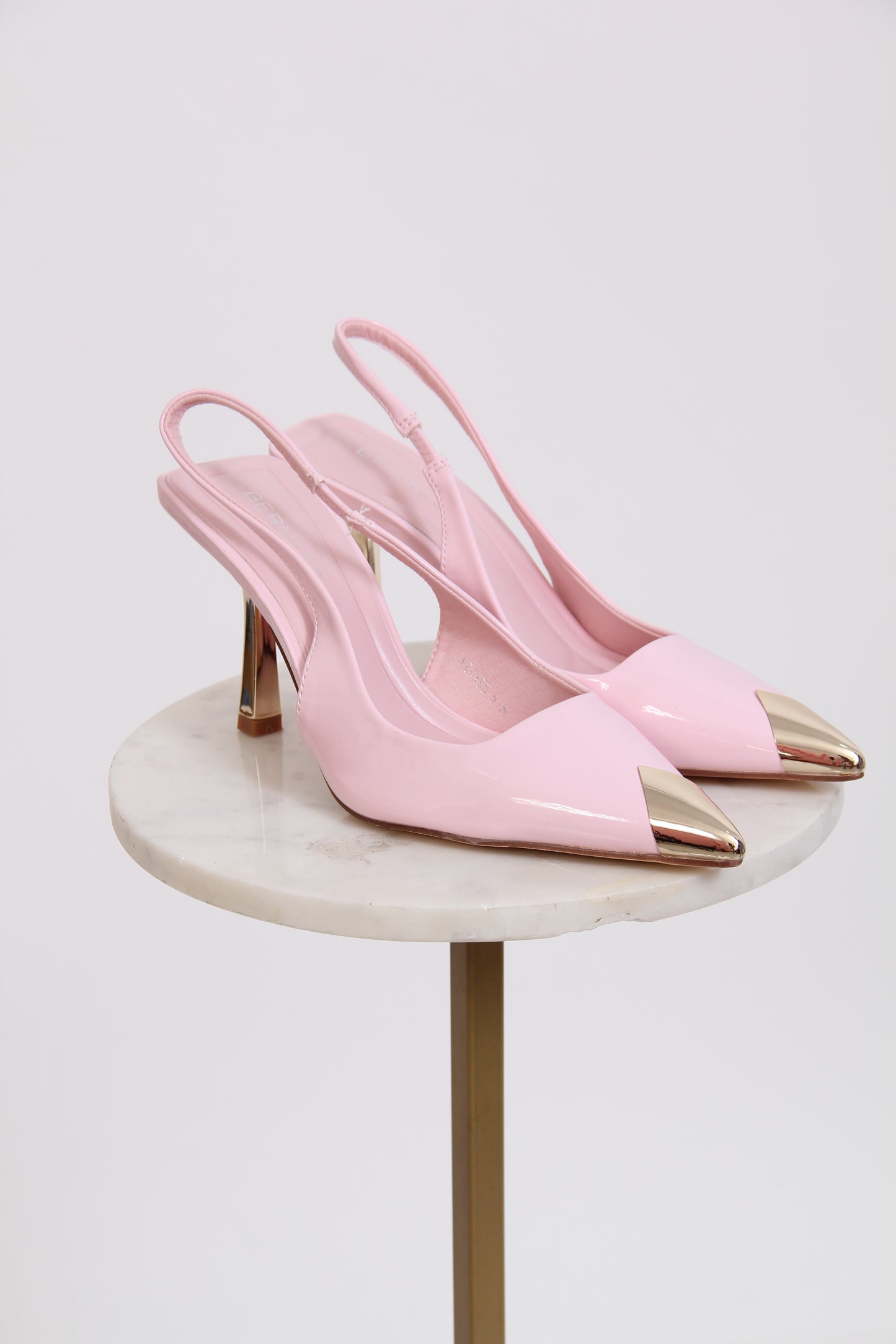 STILETTO PUNTA Y TACON DORADOS