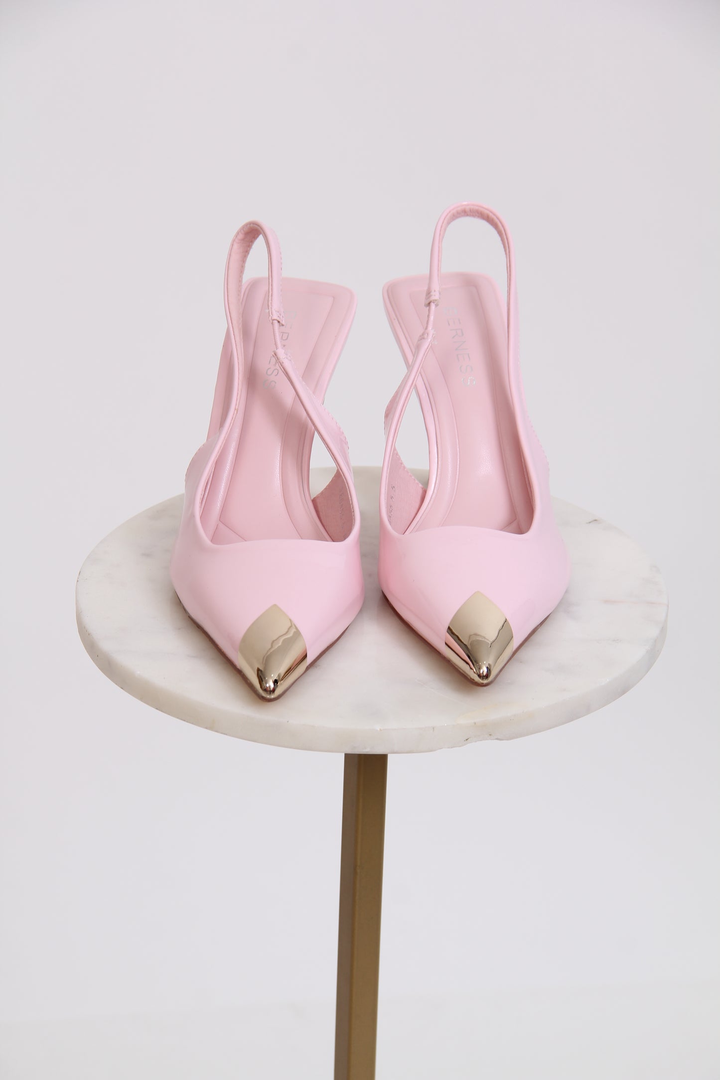 STILETTO PUNTA Y TACON DORADOS