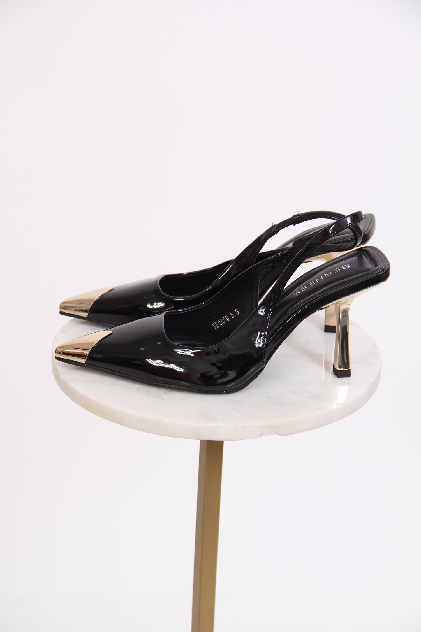 STILETTO TACON Y PUNTA DORADA