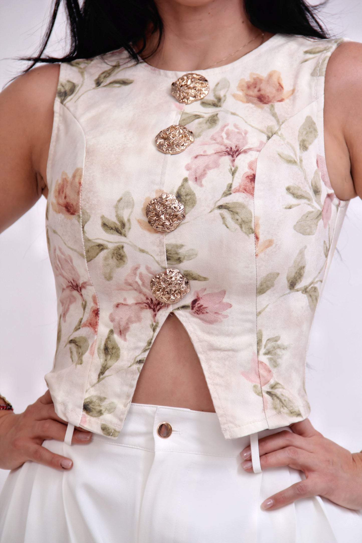 BLUSA TIPO CHALECO MEZCLILLA FLOREADA BOTON DORADO