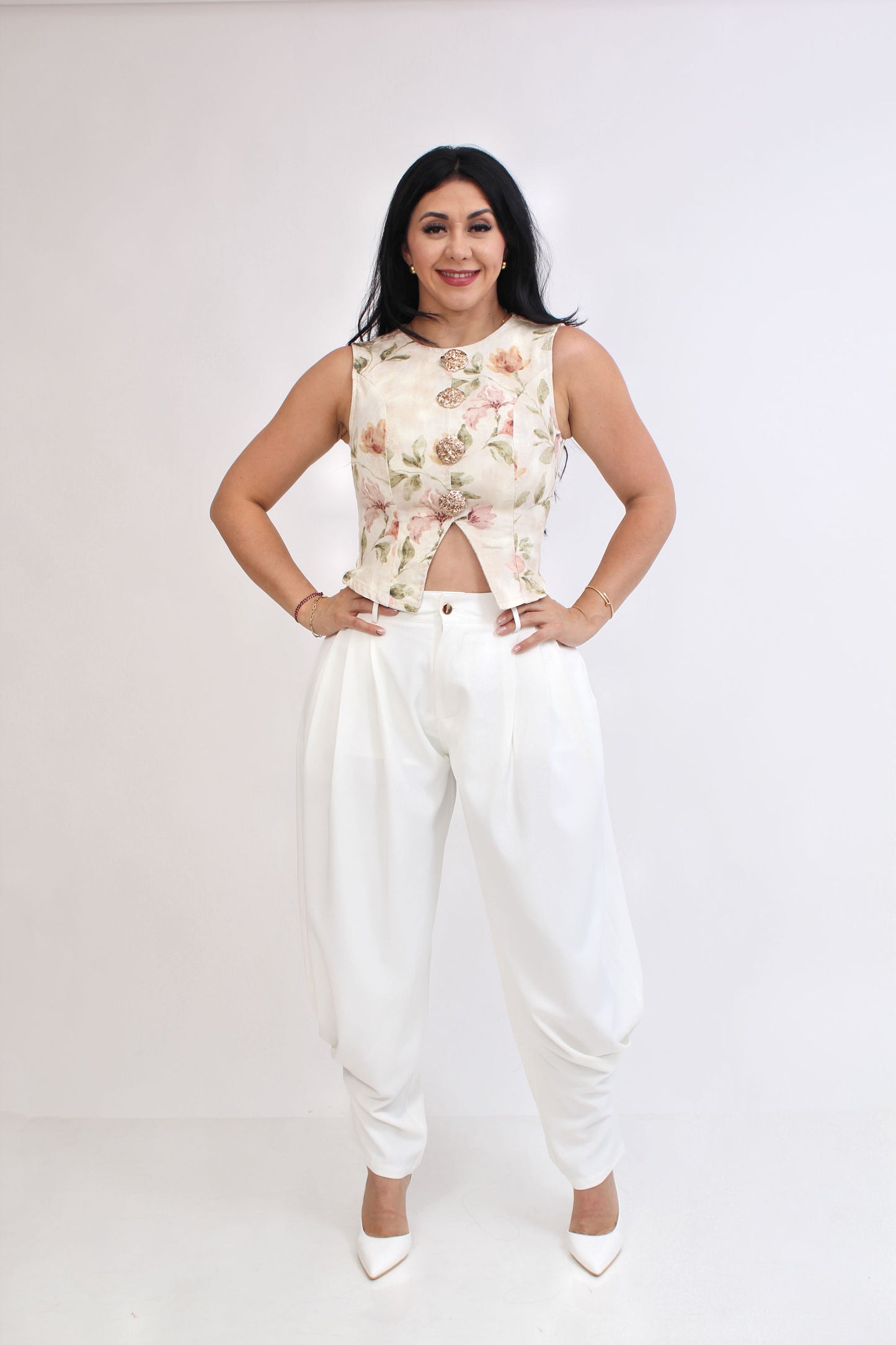 BLUSA TIPO CHALECO MEZCLILLA FLOREADA BOTON DORADO