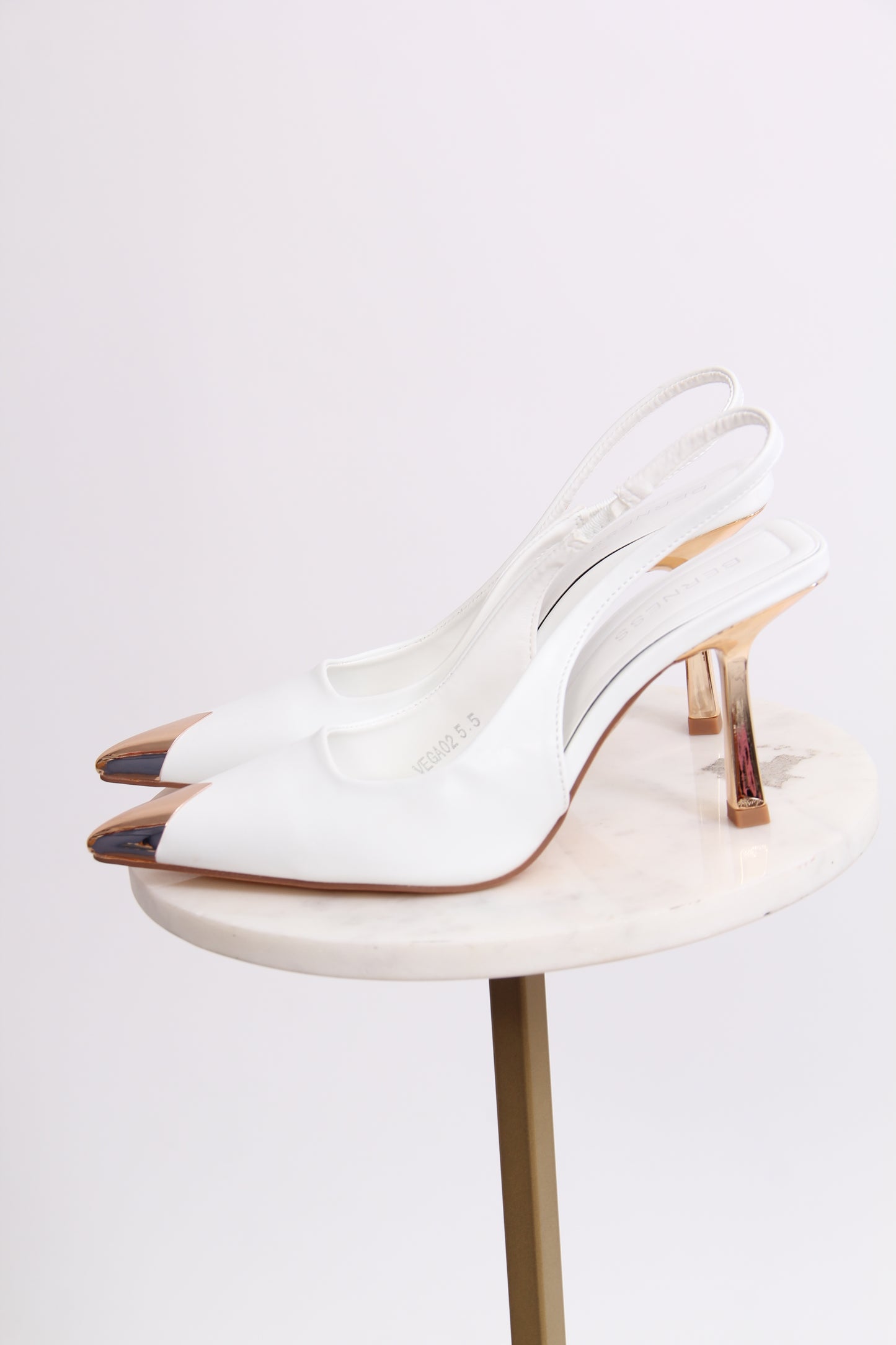 STILETTO TACON Y PUNTA DORADA