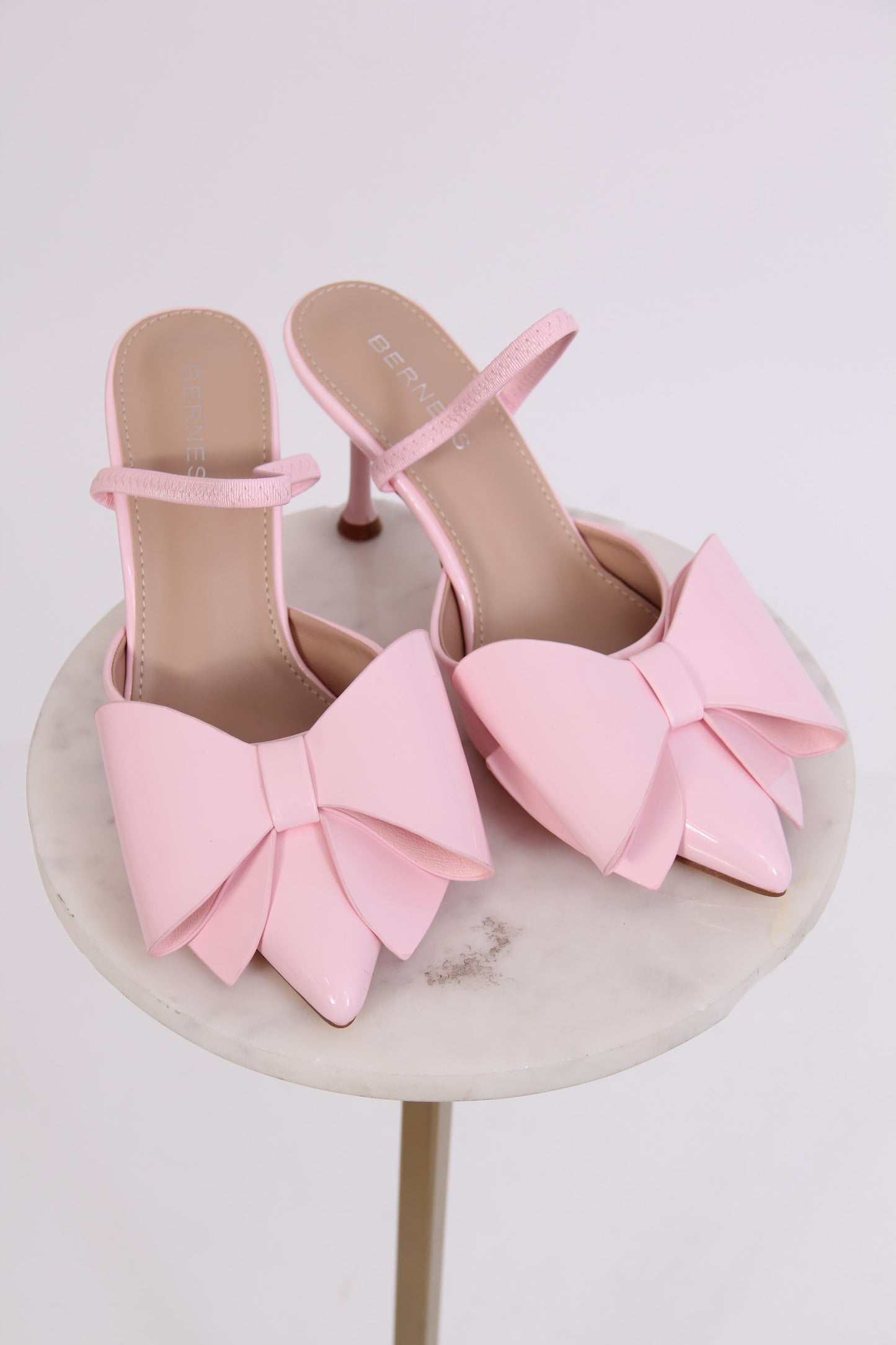 ZAPATILLA CERRRADA CON MOÑO