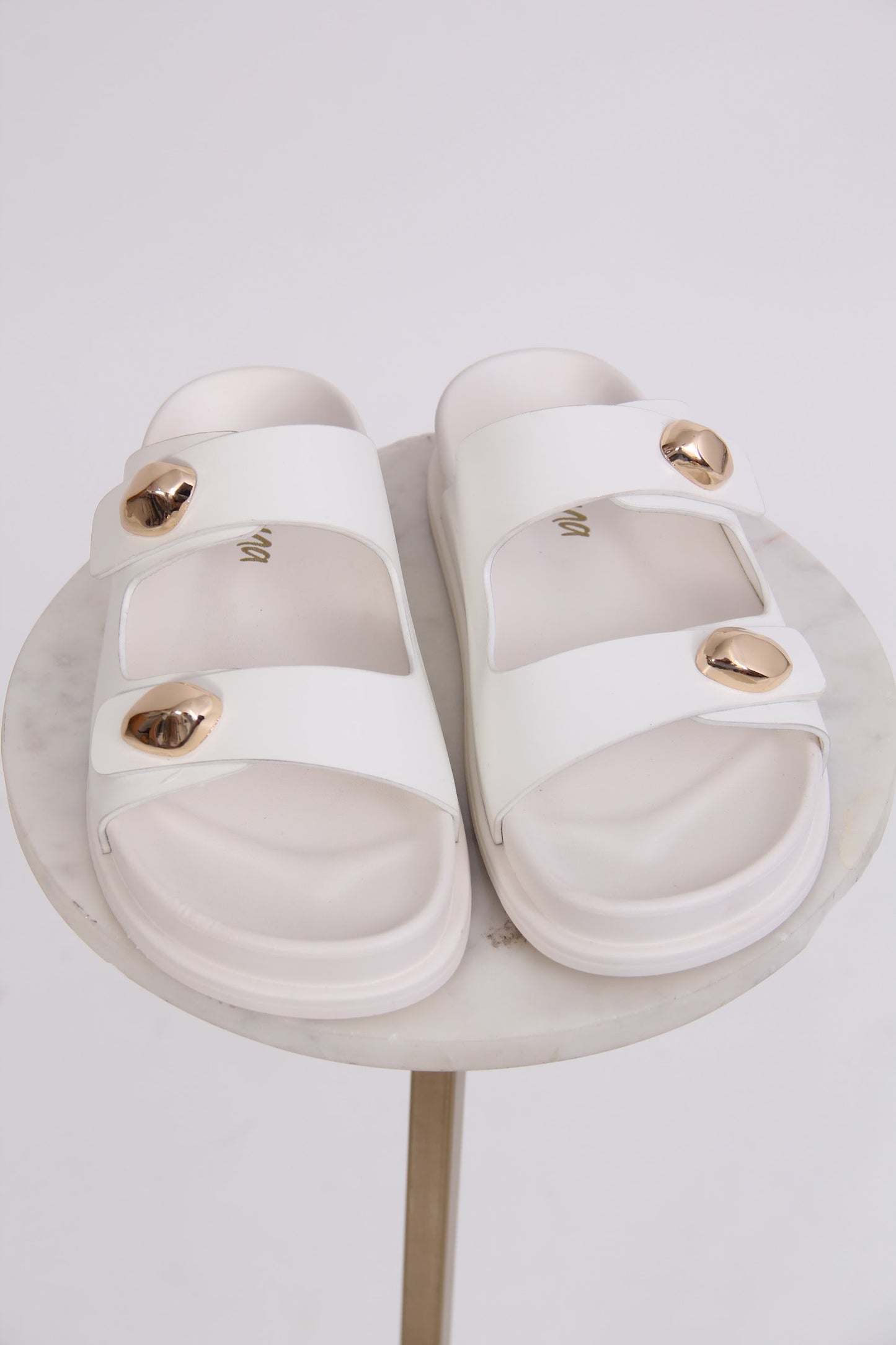 SANDALIA CON HEBILLAS DORADAS BLANCA