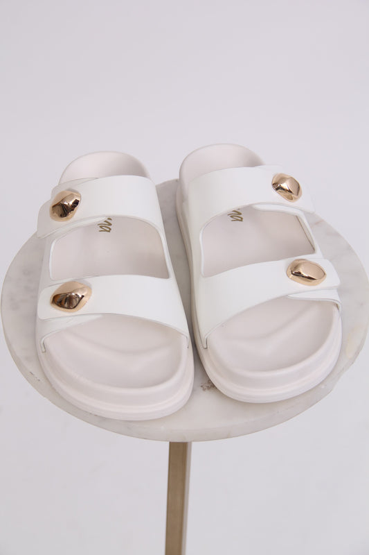 SANDALIA CON HEBILLAS DORADAS BLANCA