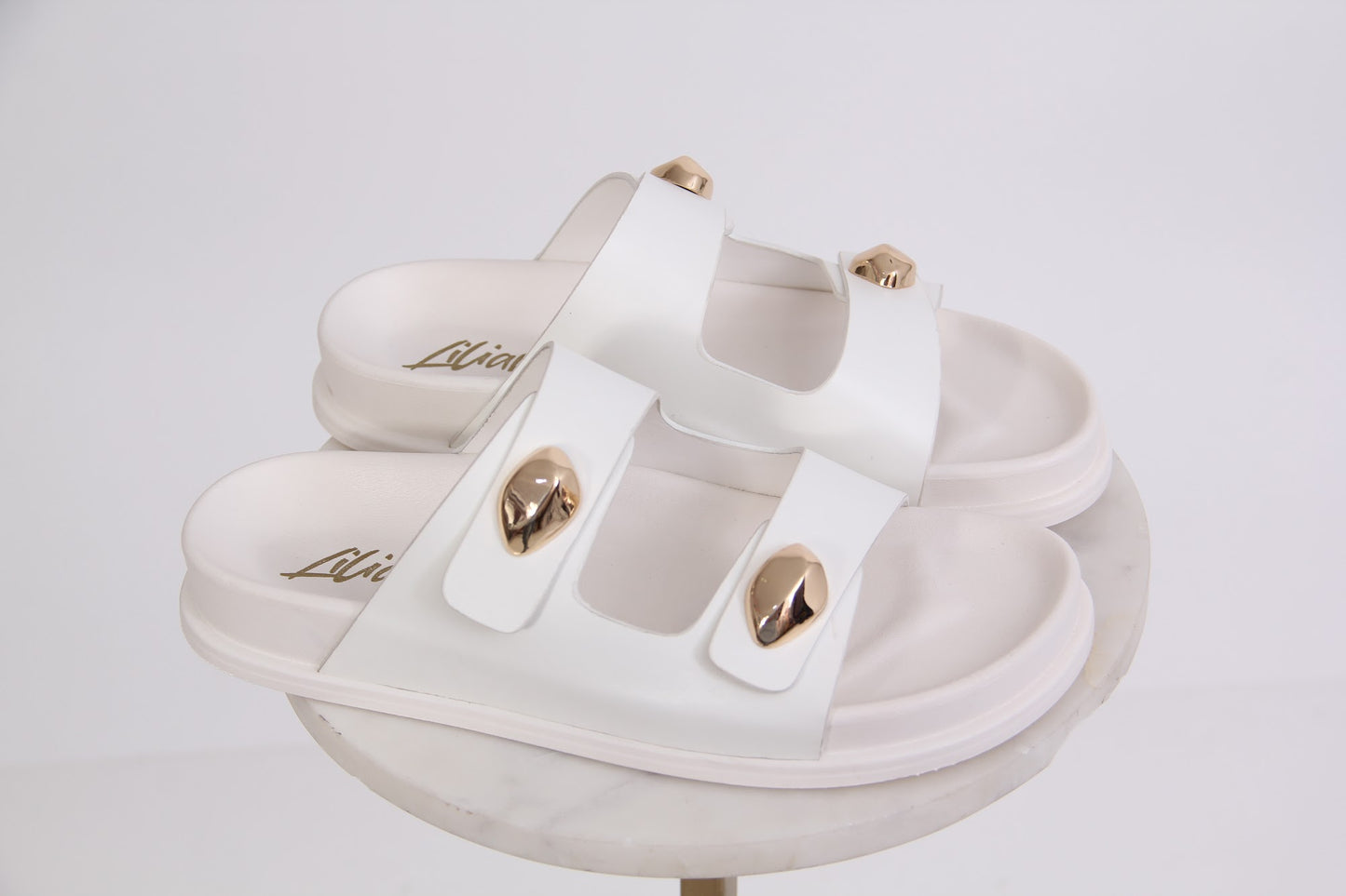 SANDALIA CON HEBILLAS DORADAS BLANCA