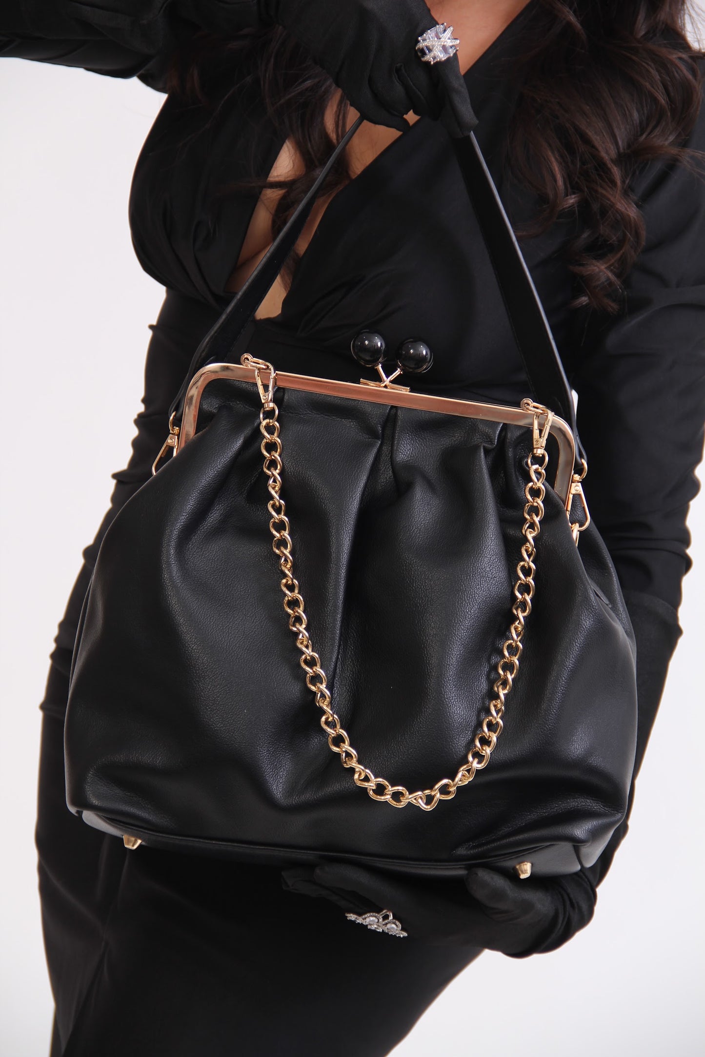 BOLSO NEGRO GRANDE PERLAS DE BROCHE