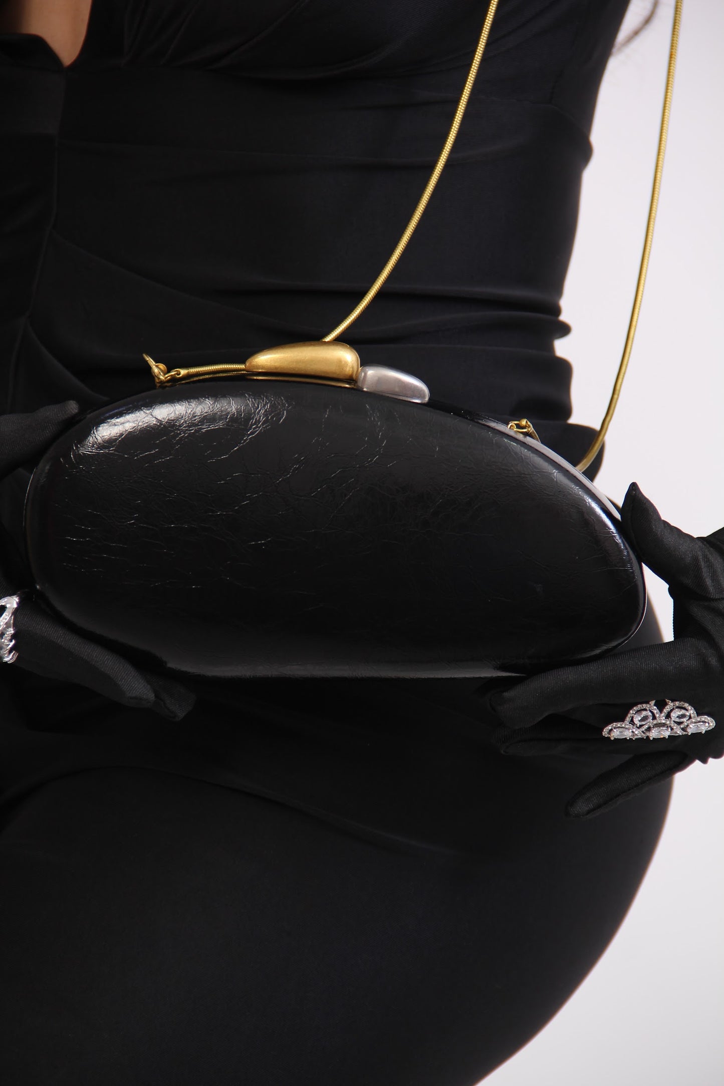 BOLSO NEGRO CLUTCH OVALO ASIMETRICO