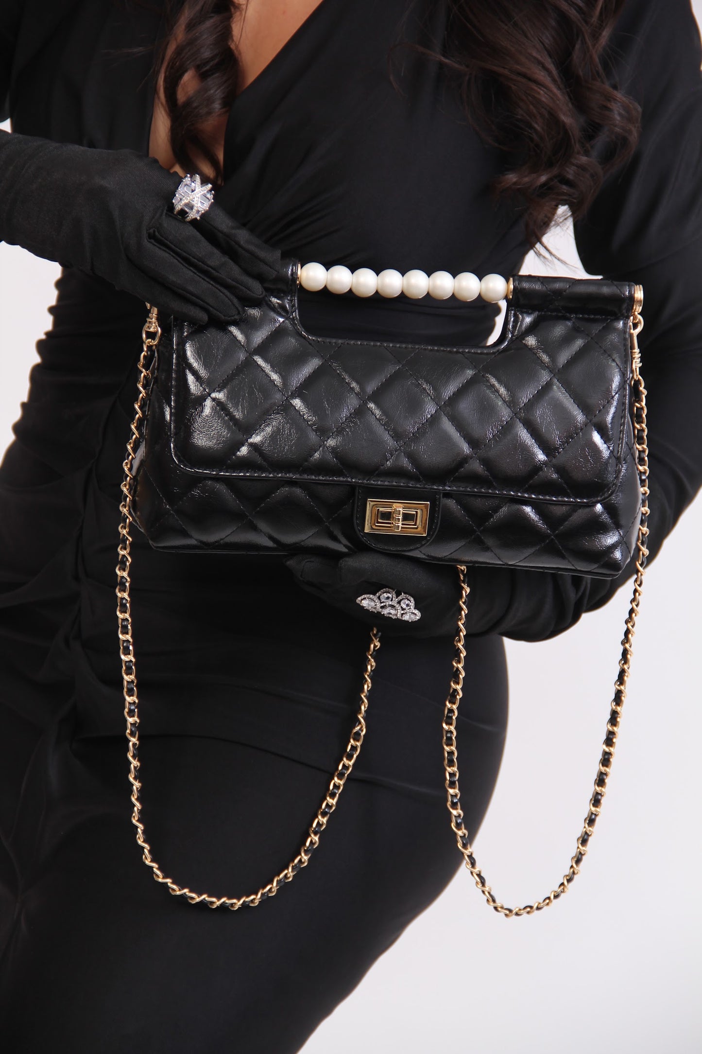 BOLSO NEGRO CAPITONADO LINEA PERLAS