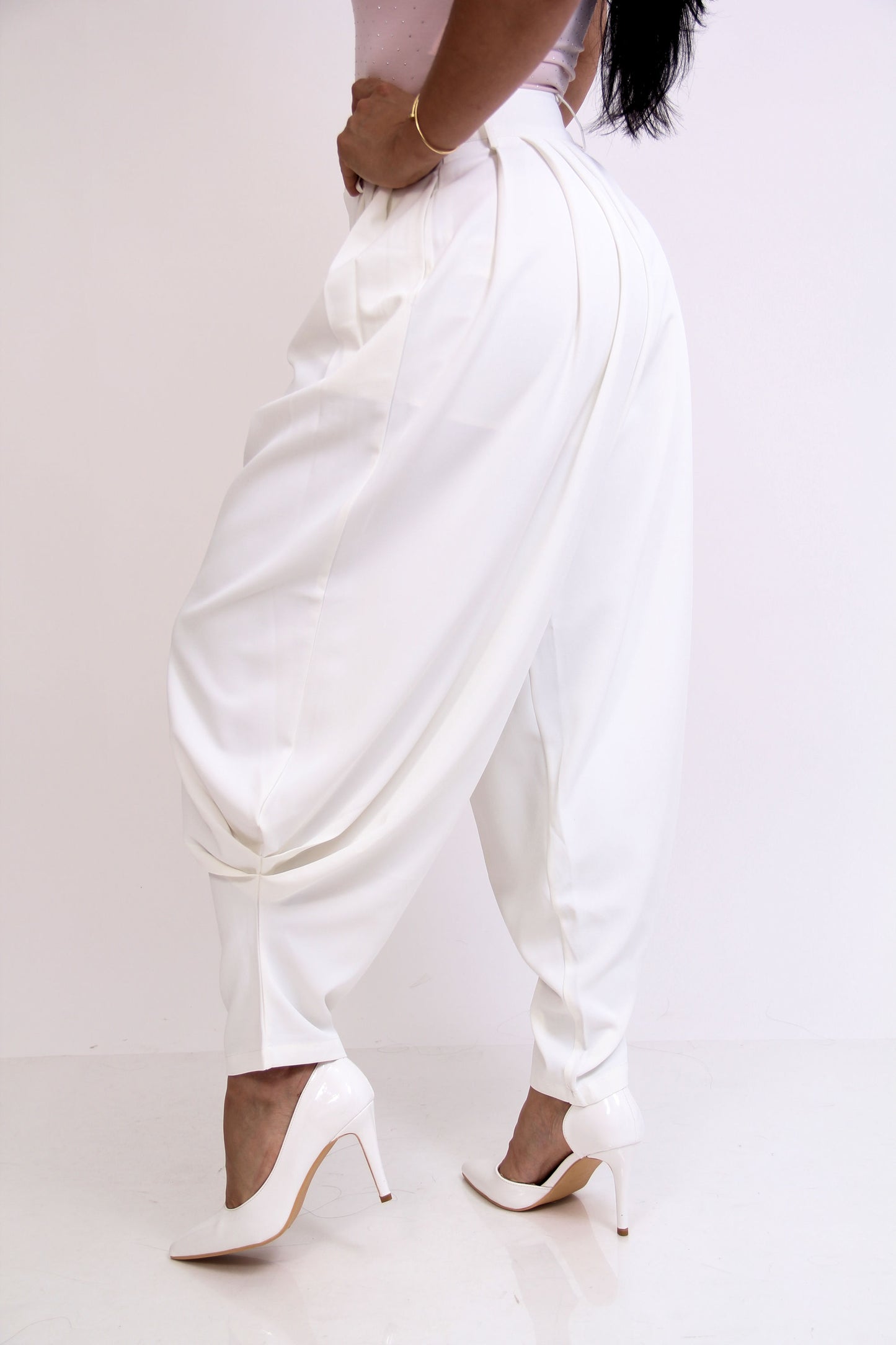 PANTALON ASIMETRICO CON BOTON