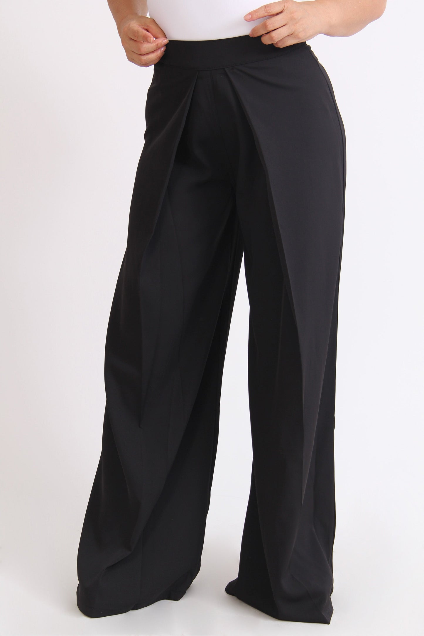 PANTALON FLOJO PETO ALTO CORTE RECTO PLIEGUE