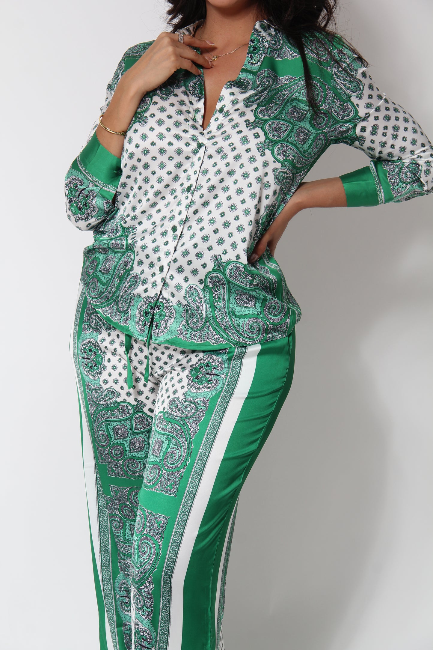 BLUSA SATIN ESTAMPADO VERDE MANGA LARGA