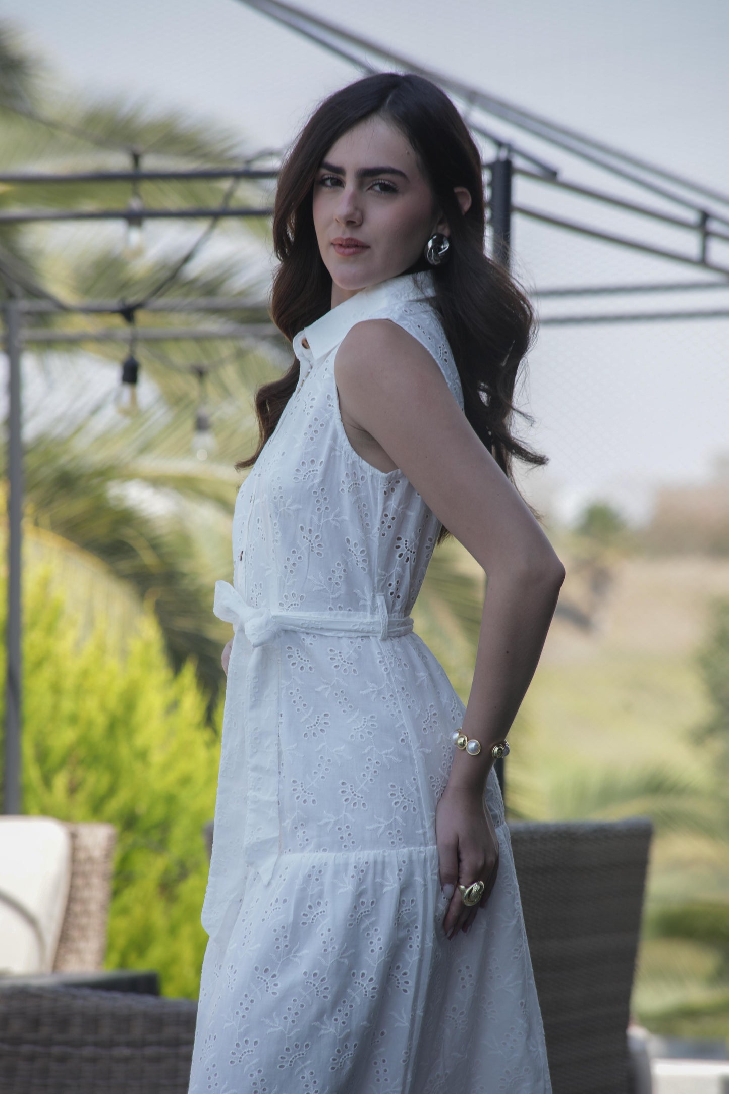 MAXI VESTIDO DE ENCAJE CON CINTURON SIN MANGAS