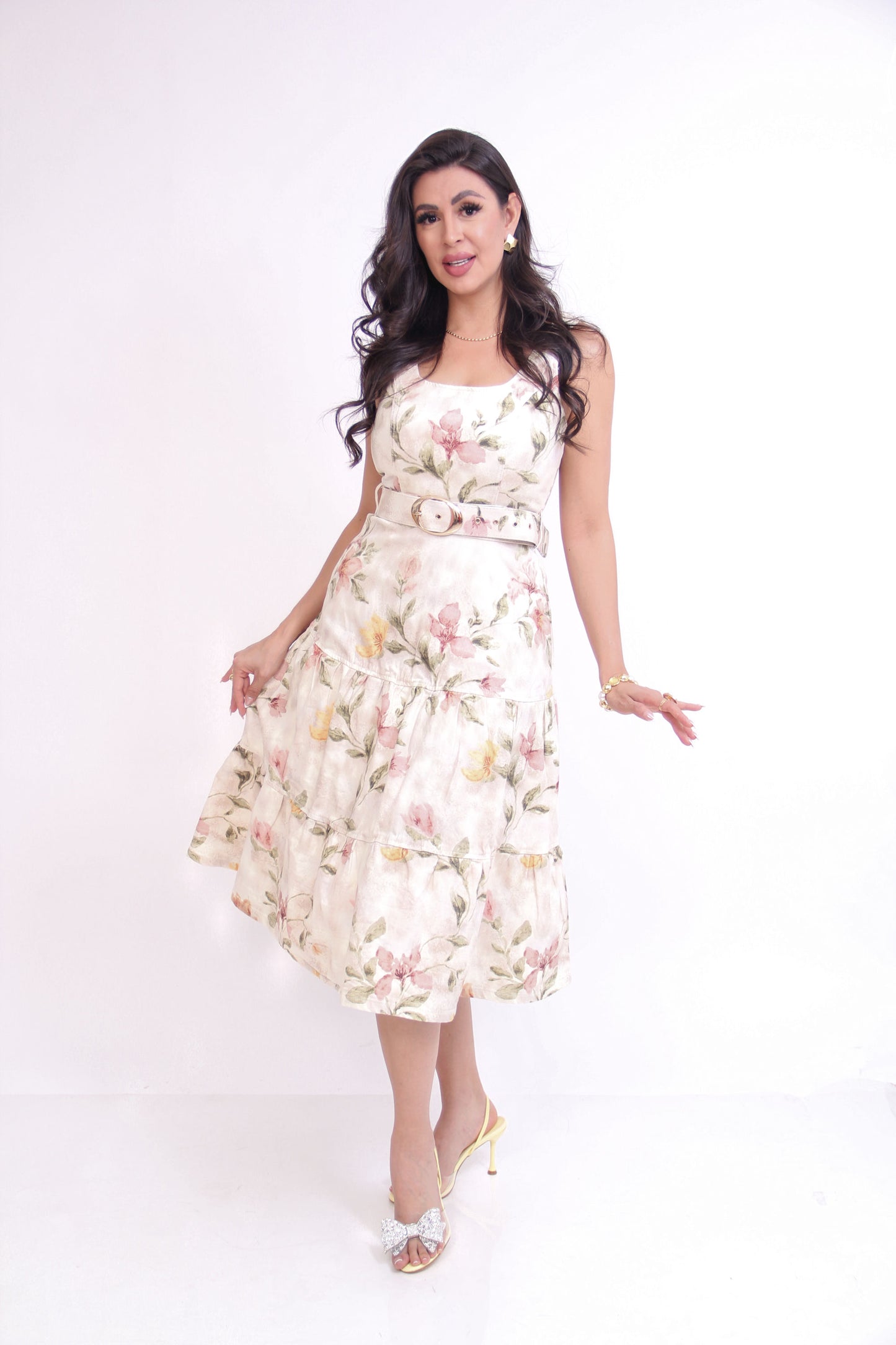 VESTIDO MIDI FLOREADO DE MEZCLILLA SIN MANGAS CINTURON