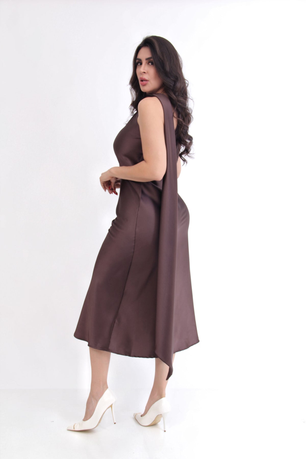 VESTIDO SATIN UN HOMBRO BUFANDA - VESTCAS-CAF-4777-580-2608, fotografía 1