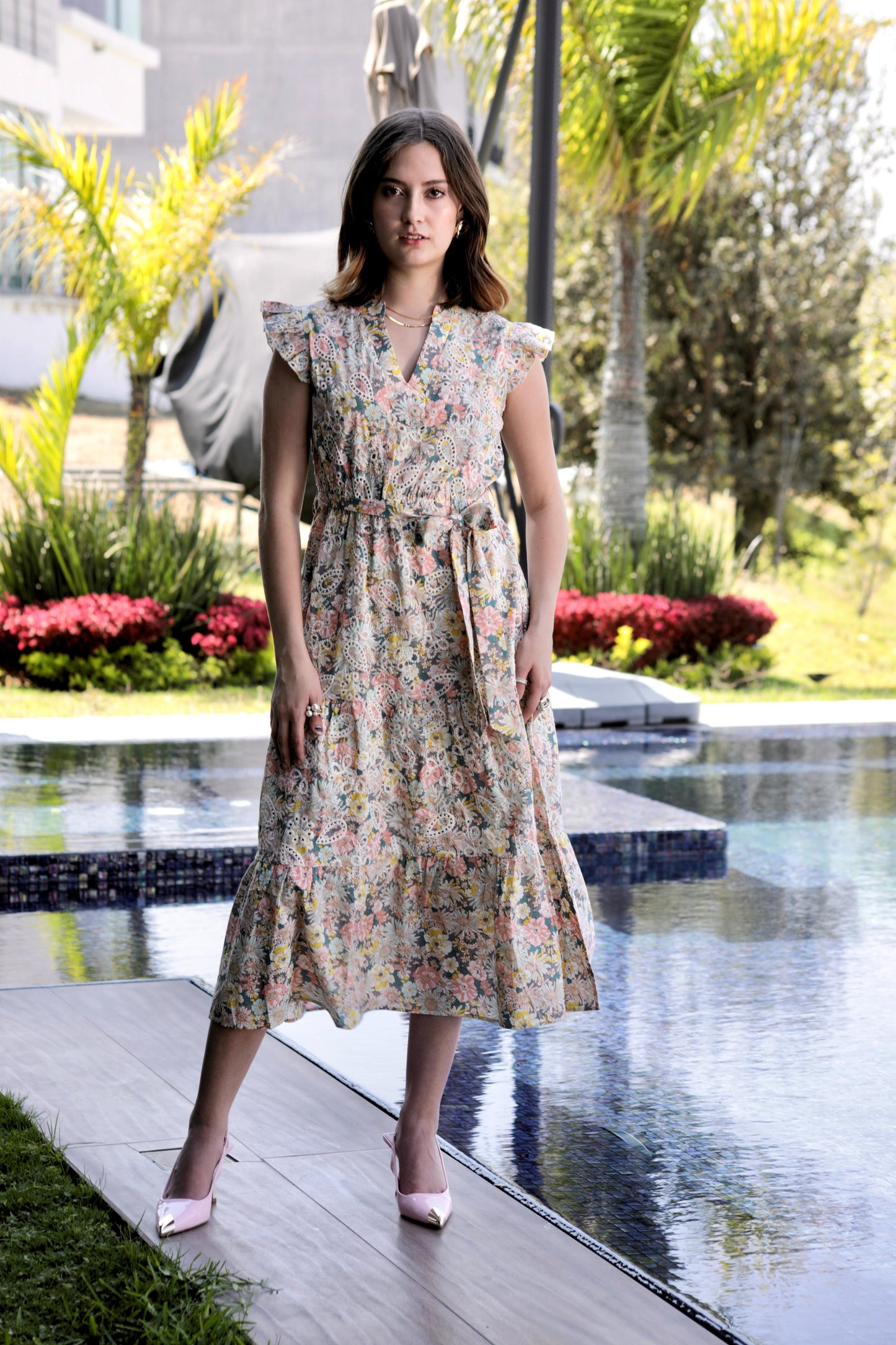 VESTIDO ENCAJE FLOREADO MANGUITA Y CUELLO V