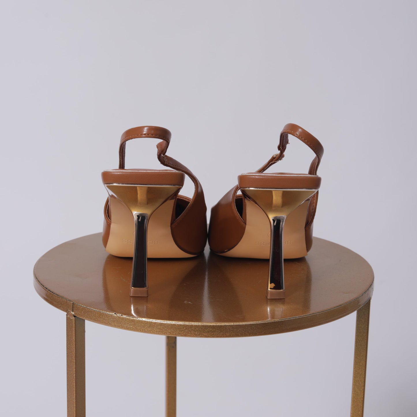 ZAPATILLA STILETTO PUNTA DORADA