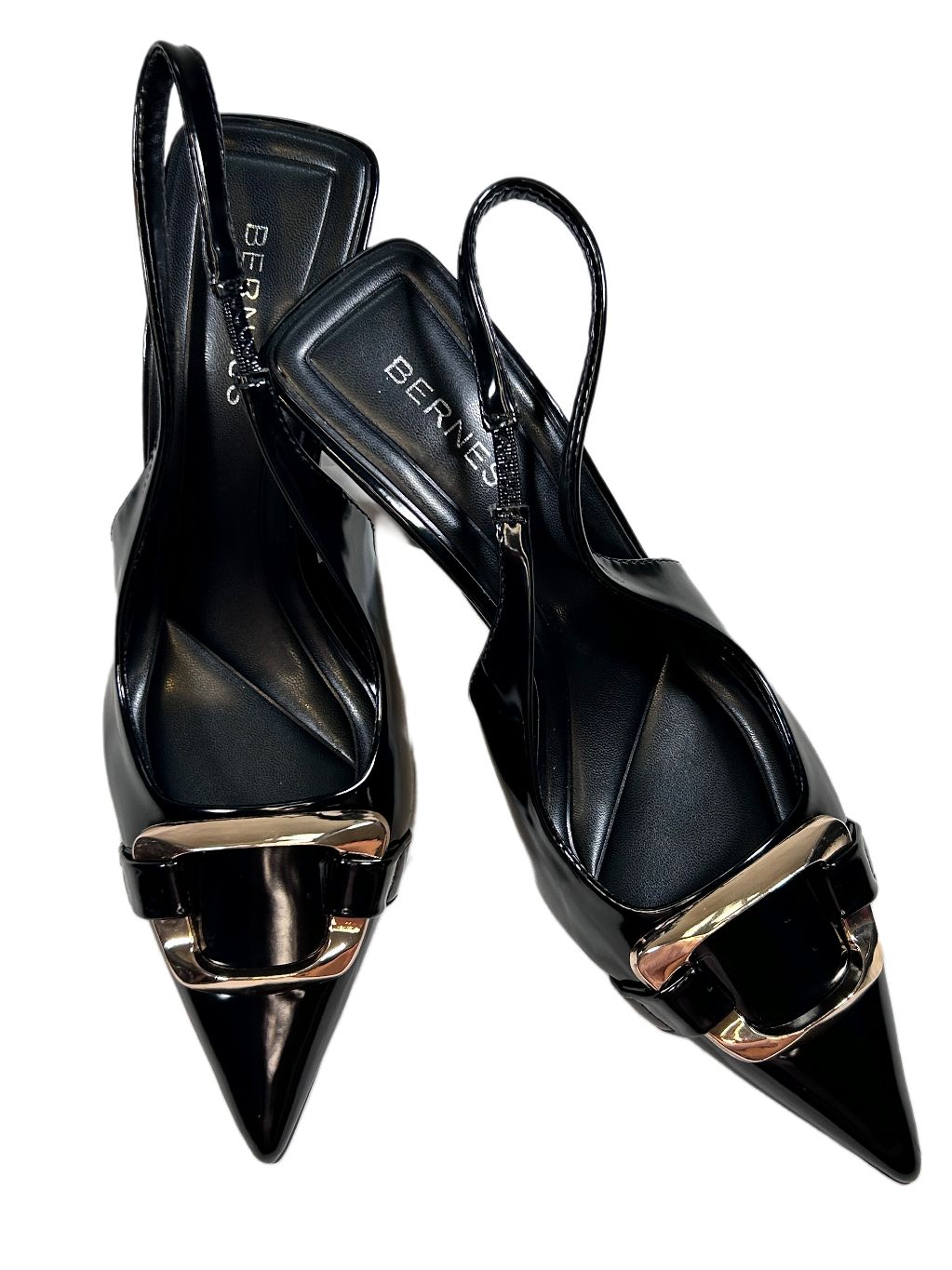 ZAPATILLA NEGRA HEBILLA DORADA